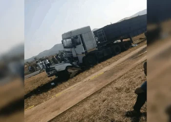 La tragedia que estremece al mundo: Murieron 16 nenes por el brutal choque entre un camión y un transporte escolar