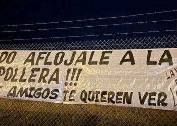 El polémico cartel que se hizo viral: “Aflojale a la pollera”, el mensaje que un grupo de amigos puso en medio de la ruta