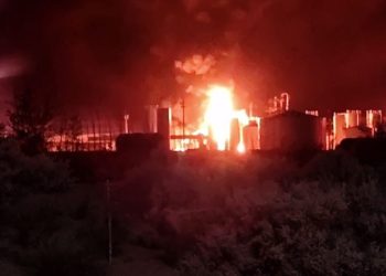 Un incendio descontrolado afecta una refinería en Neuquén y hay al menos tres muertos