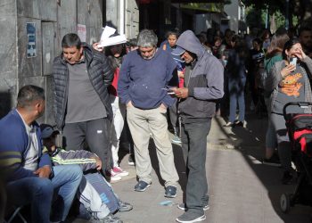 Noche a la intemperie y largas horas de espera por el bono de la Anses en la provincia de Mendoza