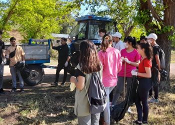 Alumnos de Goudge salieron a  colaborar con la limpieza del pueblo