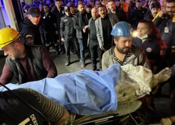 Ascienden a 14 los muertos entre los atrapados en una mina de carbón en Turquía
