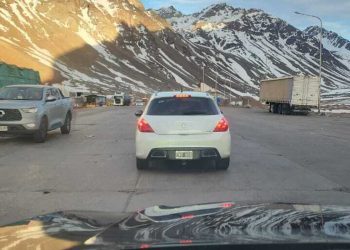 Cerraron el paso a Chile por intensas nevadas y hay largas filas de autos