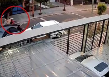 “¡Dejalo al nene!”: el desesperante pedido de un papá para que no se roben el auto con su hijo adentro