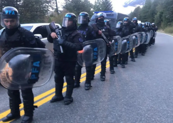 Desalojo en Villa Mascardi: las fuerzas federales rastrillan la zona en búsqueda de mapuches con pedidos de captura