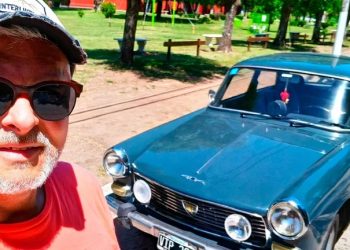 El fierrero sentimental: compró el auto de su infancia y sale a pasear por pueblos detenidos en el tiempo