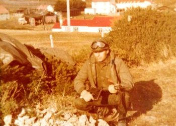 El soldado argentino que custodió y jugó al fútbol con niños kelpers durante la guerra de Malvinas