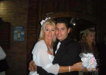 Ella tenía 42 años, se enamoró de un amigo de su hijo de 23 y cumplió el sueño de casarse de blanco