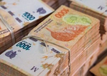 Fue a la cancha, dejó $1.650.000 en el auto y se los robaron