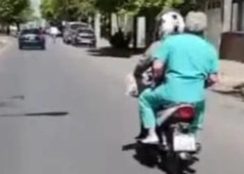 Otro caso insólito en Argentina: Una ambulancia se olvidó a un médico en la calle y un motoquero tuvo que llevarlo al hospital (video)