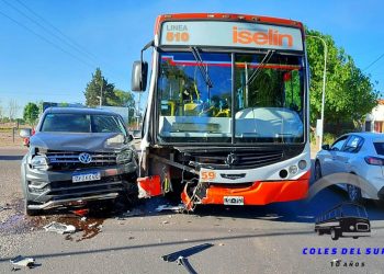 Mujer lesionada tras choque  entre colectivo y camioneta