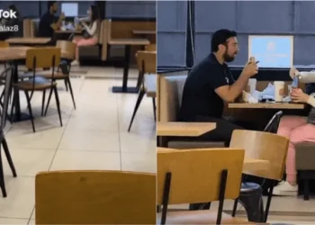 Le negaron los condimentos en un local de comida rápida y tomó una disparatada decisión que estalló en las redes