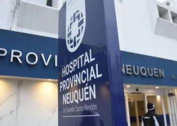 Noche de terror en Neuquén: una mujer discutió con su novio y lo apuñaló con un cuchillo de carnicero