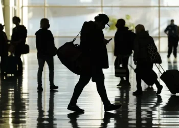 Nuevo impuesto para volar: cuánto hay que pagarle al fisco cada vez que se compra un pasaje de avión