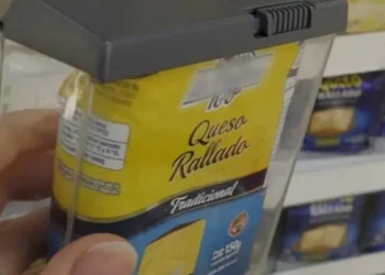 Se burló de la Argentina por un queso con sistema antirrobo y desató el debate en las redes