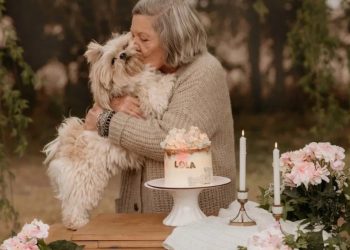 Tita, la jubilada que se tatuó por primera vez a los 85 años para homenajear a su perra