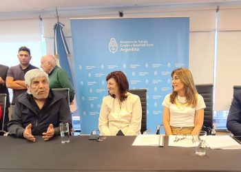 Transporte: camioneros acordó  su paritaria, pero siguen los inconvenientes con el precio de las cubiertas y la falta de combustible