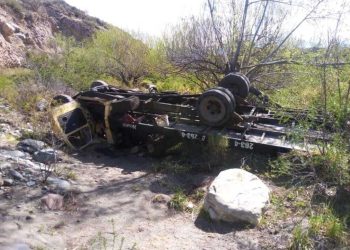 Un camión grúa cayó desde 30 metros de altura y murió el chofer en Vallecitos