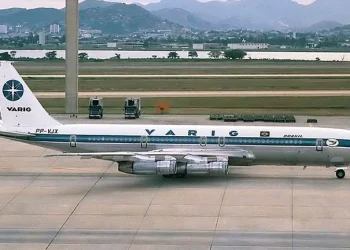 Un cigarrillo mal apagado en el baño: la tragedia que terminó con la insólita costumbre de fumar en los aviones