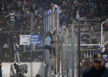 Noche negra para el fútbol argentino: Un hincha de 57 años murió  en La Plata tras los incidentes en el partido entre Boca y Gimnasia