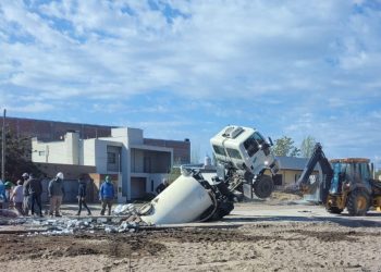 Un camión cayó al canal del paseo Dean Funes