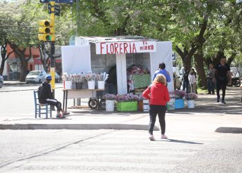 Propietarios de florerías piden controles para vendedores  ambulantes foráneos