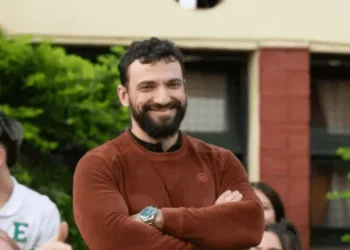 La Justicia falló a favor del «profe» echado  por casarse con un hombre: donará su millonaria indemnización