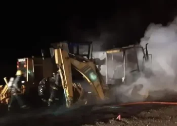 Crece la violencia mapuche en el sur: incendiaron máquinas viales y dejaron una amenaza