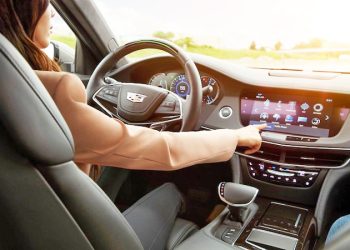 Quieren reformar la Ley de Tránsito  de Mendoza y permitir las llamadas con «manos libres» mientras se conduce