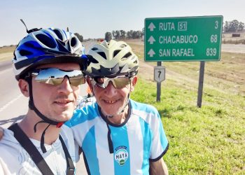 Padre e hijo viajan en bicicleta desde  el conurbano bonaerense hasta San Rafael