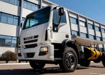 Otra tragedia en el  país: un mecánico arreglaba un camión, se le cayó encima y murió aplastado