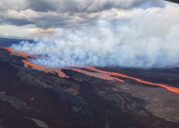El volcán activo más grande del mundo entró en erupción por primera vez en 40 años