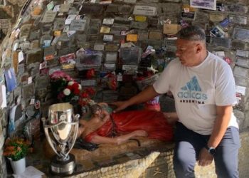 A poco de comenzar el Mundial, el «Chiqui» Tapia volvió a visitar a la Difunta Correa