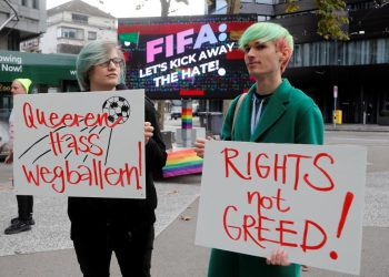 Activistas LGBT+ protestaron en el museo de la FIFA, a días del mundial en Qatar