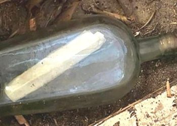 Increíble: Al romper el piso de una casa, un plomero encontró una botella con un mensaje de hace 135 años