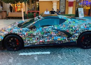 Catarí gastó fortuna para llenar con fotos del Mundial su auto de lujo