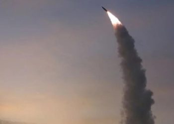 Corea del Norte disparó 23 misiles y uno aterrizó en la costa de Corea del Sur por primera vez