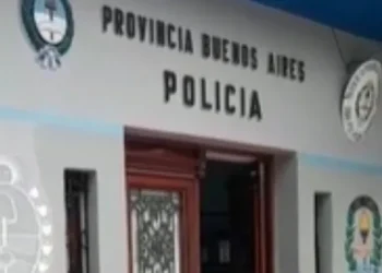 Provincia de Buenos Aires: Creyó que su esposa le era infiel, la degolló con un cuchillo de carnicero y dejó a su hijo autista internado