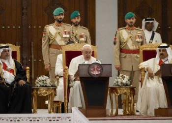 Desde Bahréin, el Papa les pide a los países del Golfo que «mejoren los derechos» de mujeres y migrantes