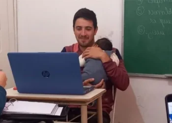 Dictó clases con el bebé de una alumna en brazos y dejó una estremecedora enseñanza para reflexionar