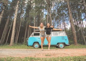 Dos brasileñas recorren el continente  en kombi y están de visita en San Rafael