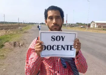 El sacrificio de un docente que viaja a dedo para dar clases: “Paso más tiempo en la ruta que en el aula”
