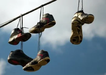 El significado oculto detrás de las zapatillas colgadas en los cables de luz
