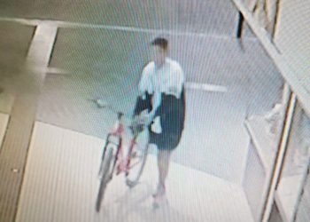 Le robaron la bicicleta en pleno centro, quedó filmado por cámaras y pide a la comunidad para dar con los ladrones