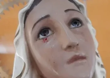 Viral: Aparecieron imágenes de la Virgen de Vinará llorando “lágrimas de sangre” y le atribuyen milagros