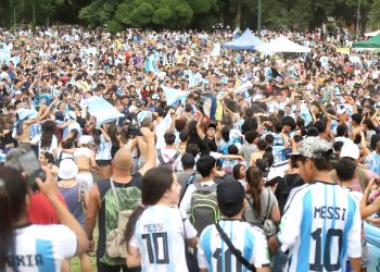 Atraparon a dos sujetos robando durmientes