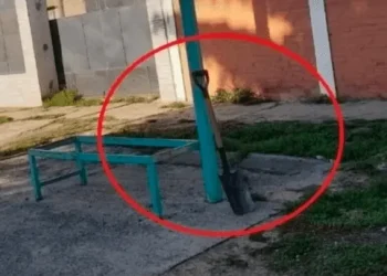 Insólito: una pala estuvo dos días en una parada de colectivos, nadie se la robó y la foto se hizo viral