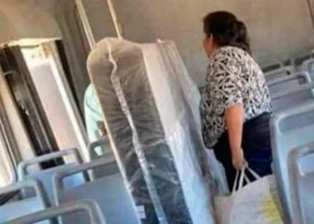 La cuestionaron por llevar un colchón en el colectivo y se defendió: “Me criticaron por ser pobre”