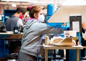 Alarma en el sector: La fábrica de zapatillas Nike en la Argentina paró su producción por falta de insumos importados