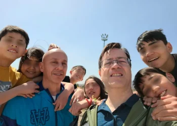 La historia de Víctor y Jorge, la pareja que adoptó a seis hermanitos salteños que querían seguir unidos